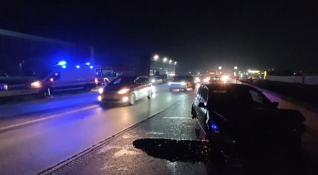 Makina p&euml;rplas motorin n&euml; autostrad&euml;n Durr&euml;s-Tiran&euml;,