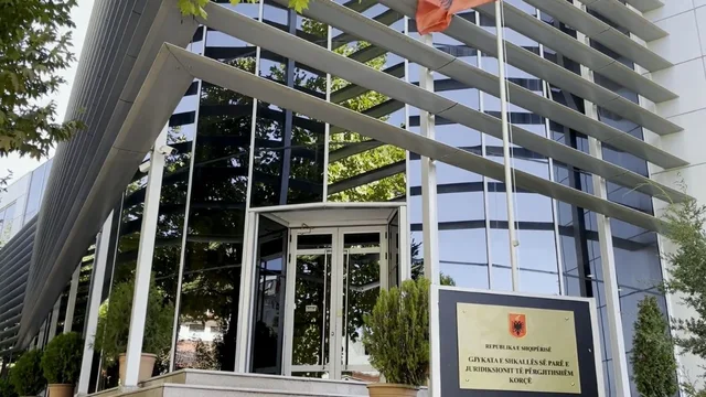 Jepnin para me fajde dhe merrnin si &ldquo;garanci&rdquo; pasuri t&euml;