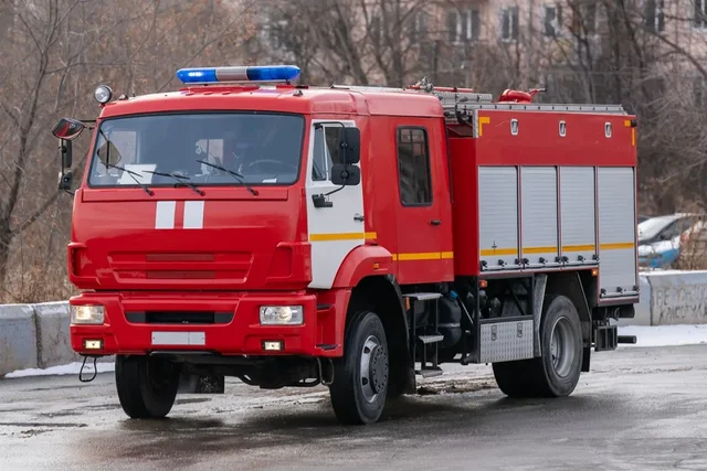 Treni i mallrave del nga shinat n&euml; Rusi, shp&euml;rthen n&euml; flak&euml;