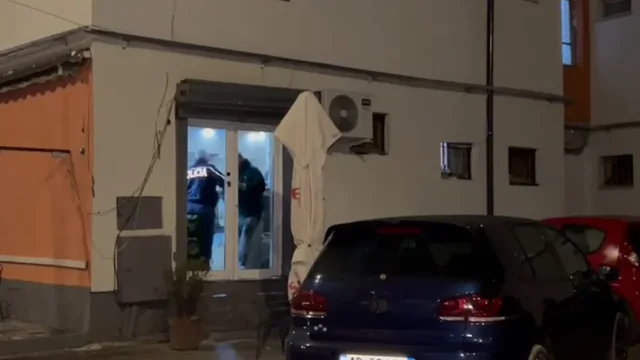 Detaje nga sherri me thik&euml; n&euml; Kor&ccedil;&euml;, dyshohet se i