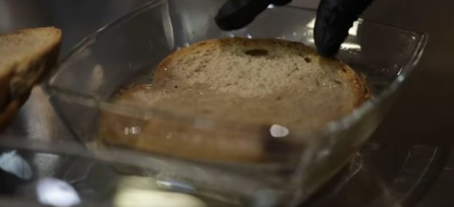 Buka e zez&euml; dhe integrale ngjyrosin ujin, nga eksperimenti i thjesht&euml;