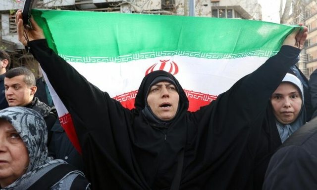 PAMJE TRAGJIKE! Xhipi i regjimit iranian merr para turm&euml;n e protestuesve,