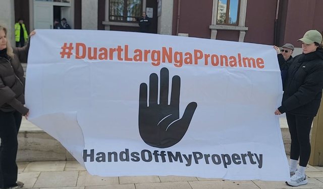 Banor&euml;t e Durr&euml;sit protestojn&euml; kund&euml;r Projektit TID: Jo