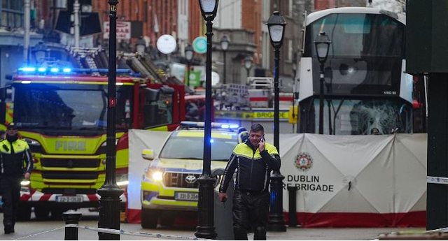 E r&euml;nd&euml;/ Autobusi p&euml;rplaset me k&euml;mb&euml;sor&euml;t,