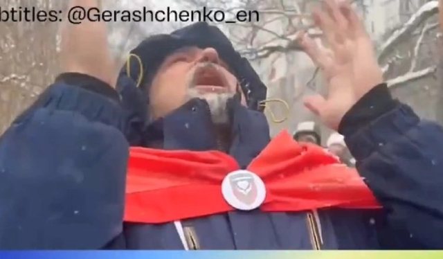 Video emocionuese, babai ukrainas shp&euml;rthen n&euml; lot kur m&euml;son se