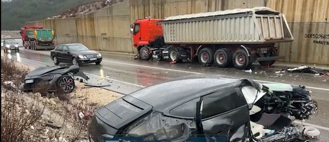 Aksident i rëndë në Rrugën e Arbrit, makina ndahet në