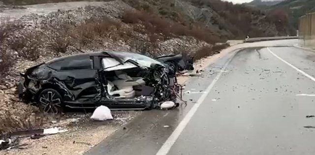 Aksident i rëndë në Rrugën e Arbrit, makina ndahet në