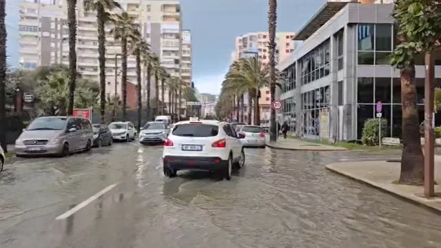 Shtrëngata dhe erëra të forta, përmbyten rrugët e