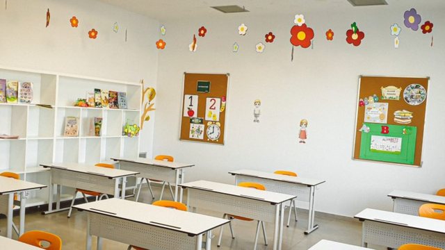 Nx&euml;n&euml;sit n&euml; shkolla deri n&euml; or&euml;n 16:00? Ja projekti