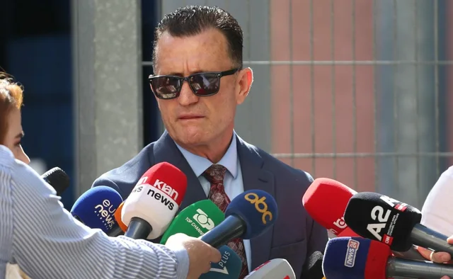 DETAJE/ E godit&euml;n me der&euml;n e makin&euml;s n&euml; fytyr&euml;,