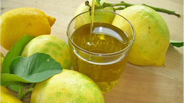 Nj&euml; 'shot' me vaj ulliri dhe limon p&euml;r l&euml;kur&euml;