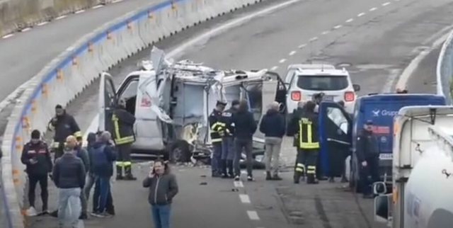 VIDEO/ Sulmohet makina me para n&euml; Itali, grabit&euml;sit bllokojn&euml;