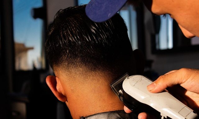 Ndodh dhe kjo! S&rsquo;i p&euml;lqeu prerja e flok&euml;ve, t&euml; riut