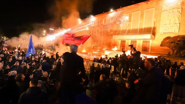 Protesta komb&euml;tare e PD-s&euml; para kryeministris&euml;,  policia publikon