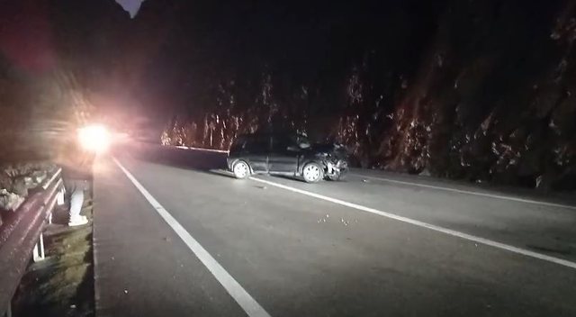 Aksident i r&euml;nd&euml;, p&euml;rplasen dy fuoristrada te &ldquo;Shkalla e