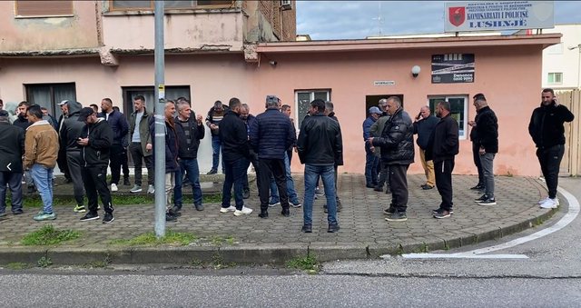 FOTO/ &ldquo;Jan&euml; tokat tona&rdquo;- Policia i th&euml;rret p&euml;r