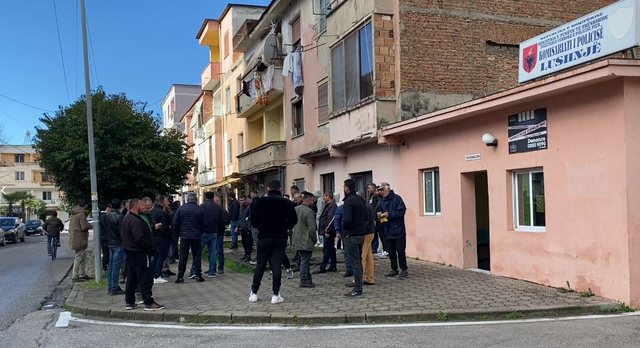 FOTO/ &ldquo;Jan&euml; tokat tona&rdquo;- Policia i th&euml;rret p&euml;r