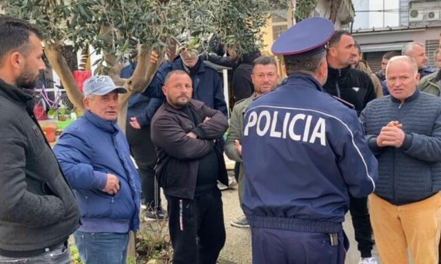 FOTO/ &ldquo;Jan&euml; tokat tona&rdquo;- Policia i th&euml;rret p&euml;r