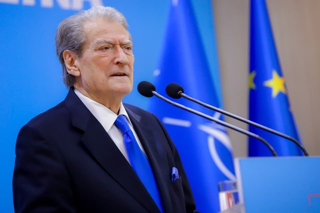 &ldquo;Ram&euml;s i nxor&euml;n kartonin e zi n&euml; Bruksel&rdquo;, Berisha