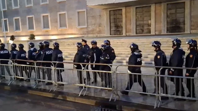 Policia bllokon rrug&euml;t, 1300 efektiv&euml; do t&euml; vendosen p&euml;rpara