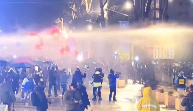Protestuesit godasin policin&euml; me mjete rrethanore, policia i largon me