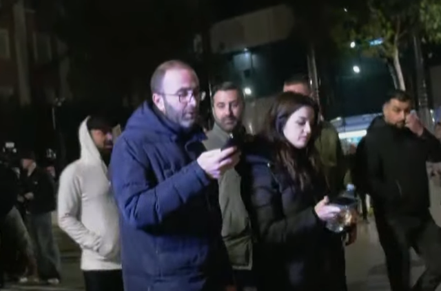 Zhvendoset protesta drejt Kuvendit, deputet&euml;t e PD-s&euml; marshojn&euml;