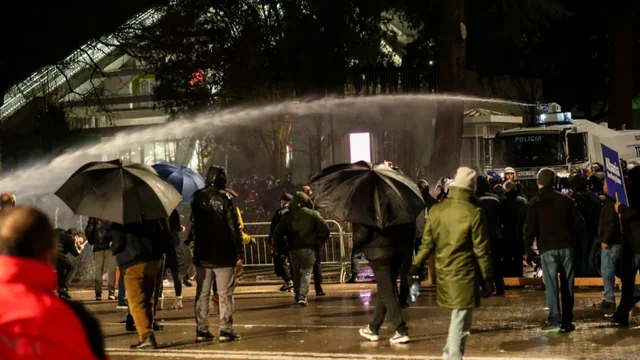 Protestuesit &ldquo;rrethojn&euml;&rdquo; Kuvendin, hedhin molotov&euml;,