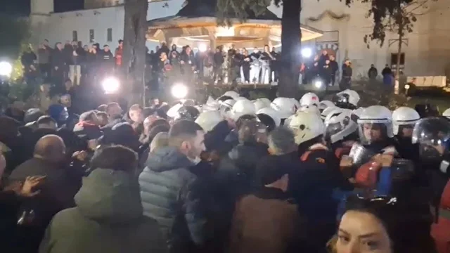 P&euml;rshkall&euml;zohet protesta para Parlamentit, bresh&euml;ri