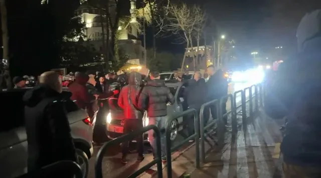 Protestuesit p&euml;rplasen edhe me qytetar&euml;t, nuk i l&euml;n&euml; t&euml;