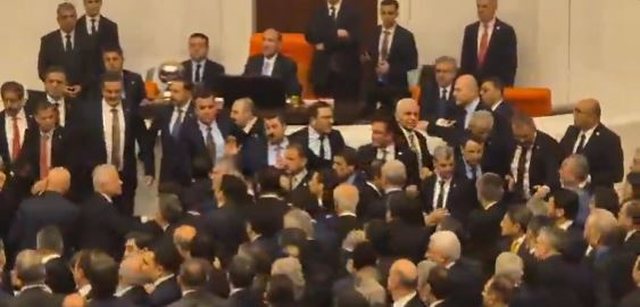 VIDEO/ Moment p&euml;rleshje me grushta mes deputet&euml;ve n&euml; parlamentin