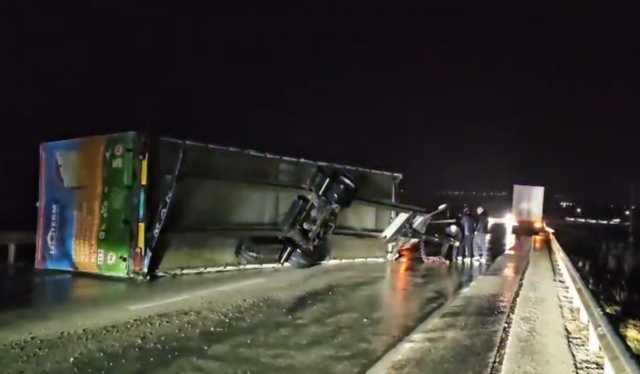 Stuhi ere n&euml; Kor&ccedil;&euml;, p&euml;rmbyset kamioni n&euml; rrug&euml;