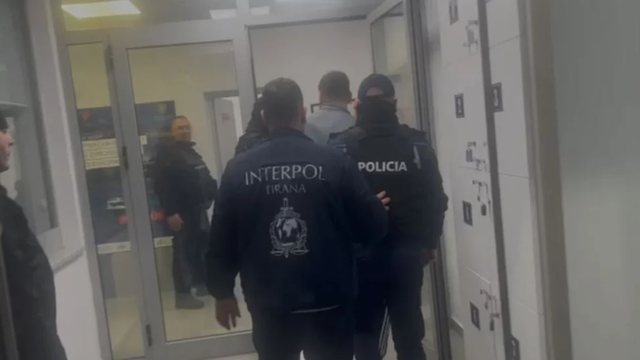 VIDEO/ Vrau mikun e fisit &Ccedil;apja, ekstradohet nga Belgjika Sergej