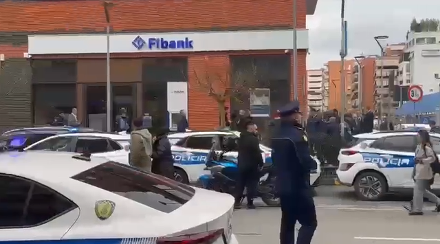 EMRI/ Q&euml;llohet me arm&euml; brenda filialit t&euml; Fibank n&euml;