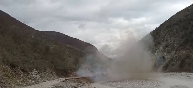 FOTOT/ Shembet nj&euml; tjet&euml;r rrug&euml;, bllokohet plot&euml;sisht