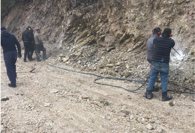 FOTOT/ Shembet nj&euml; tjet&euml;r rrug&euml;, bllokohet plot&euml;sisht