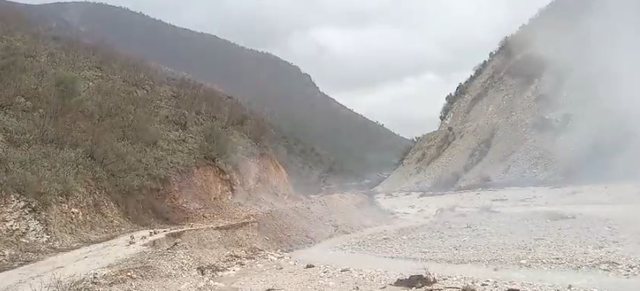 FOTOT/ Shembet nj&euml; tjet&euml;r rrug&euml;, bllokohet plot&euml;sisht