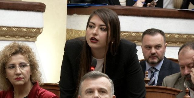 Shfrenon gojn&euml;, deputetja Sara Mila i kthehet Berish&euml;s: P&euml;r