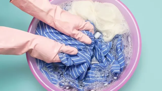 Rigjall&euml;roni rrobat e bardha duke p&euml;rdorur nj&euml;