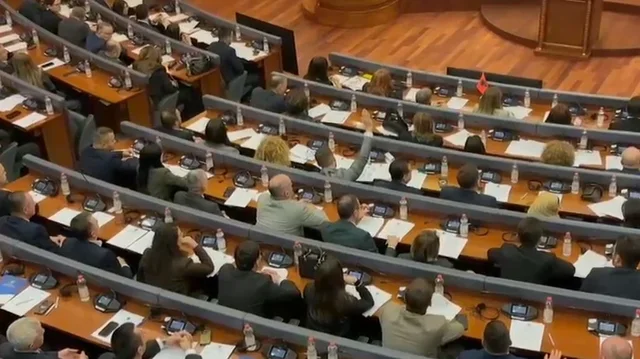 Me 90 vota pro dhe nj&euml; kund&euml;r, Kuvendi i Kosov&euml;s miraton