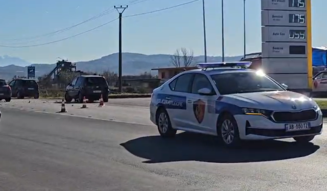 Aksident n&euml; aksin Librazhd&ndash;Prrenjas, p&euml;rmbyset nj&euml; automjet