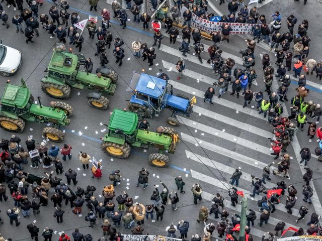 Traktor&euml;t &ldquo;pushtojn&euml;&rdquo; sheshin Syntagma, fermer&euml;t