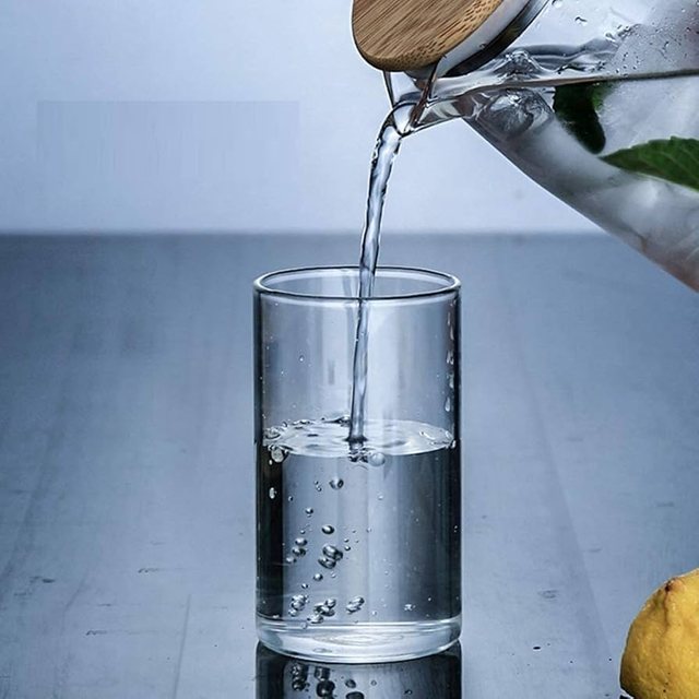 5 arsye pse të gjithë duhet të pimë ujë të