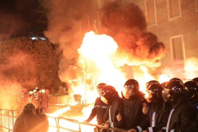 Molotovë dhe përplasje  Gjykata e Tiranës cakton  detyrim paraqitje  për 14 të arrestuarit