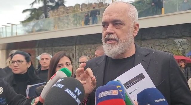 Debate n&euml; mbledhjen e Ram&euml;s me banor&euml;t e Durr&euml;sit: Ika fare,