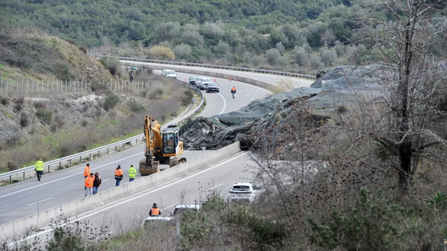 "Greqi / Autostrada Joniane p&euml;r n&euml; Antirrio mbyllet p&euml;r tre