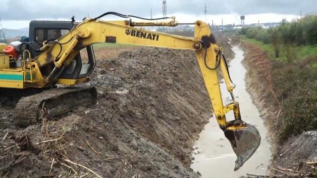 Uji pushton sht&euml;pit&euml; n&euml; Bradashesh, banor&euml;t: Po mbytemi nga