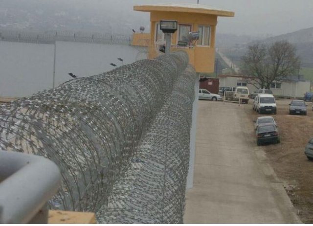 Alarm n&euml; burgun grek/ Vr*tet me arm&euml; zjarri i burgosuri, i