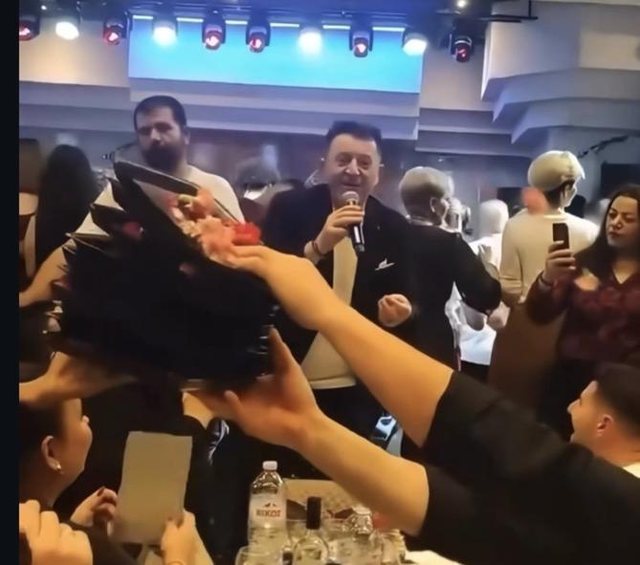 VIDEO/ &Ccedil;far&euml; ndodhi n&euml; koncertin e Ylli Bak&euml;s?