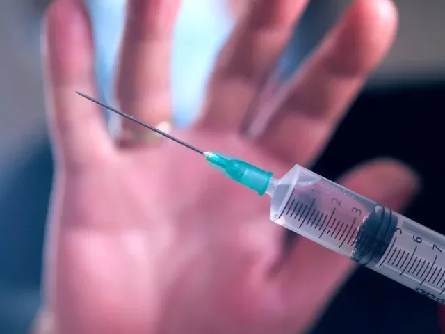 Tromboza e rrall&euml; pas vaksin&euml;s anti-Covid, studimi i ri shpjegon