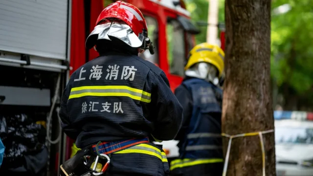 Tragjedi n&euml; Kin&euml;, dyqani i fishekzjarr&euml;ve p&euml;rfshihet nga